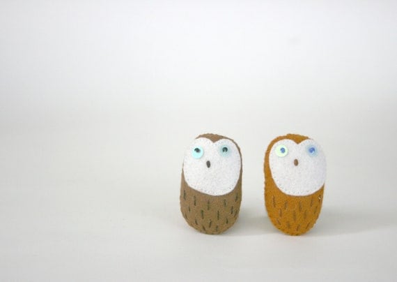 nestling owl pin - felt owl love - set of 1