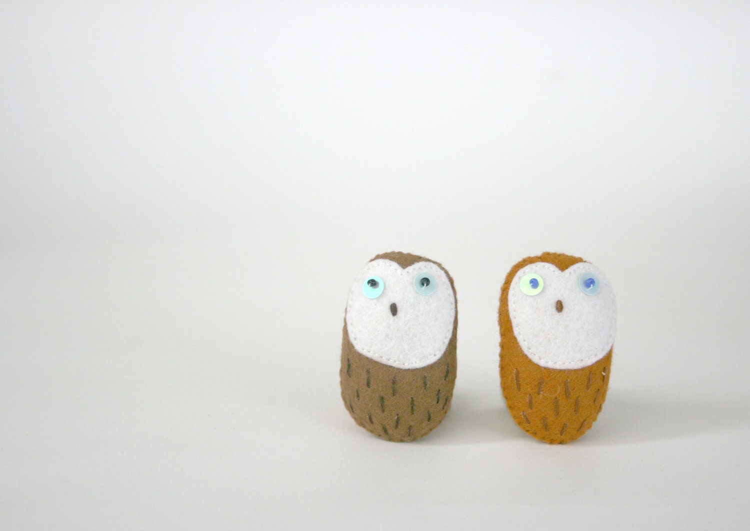 nestling owl pin - felt owl love - set of 1