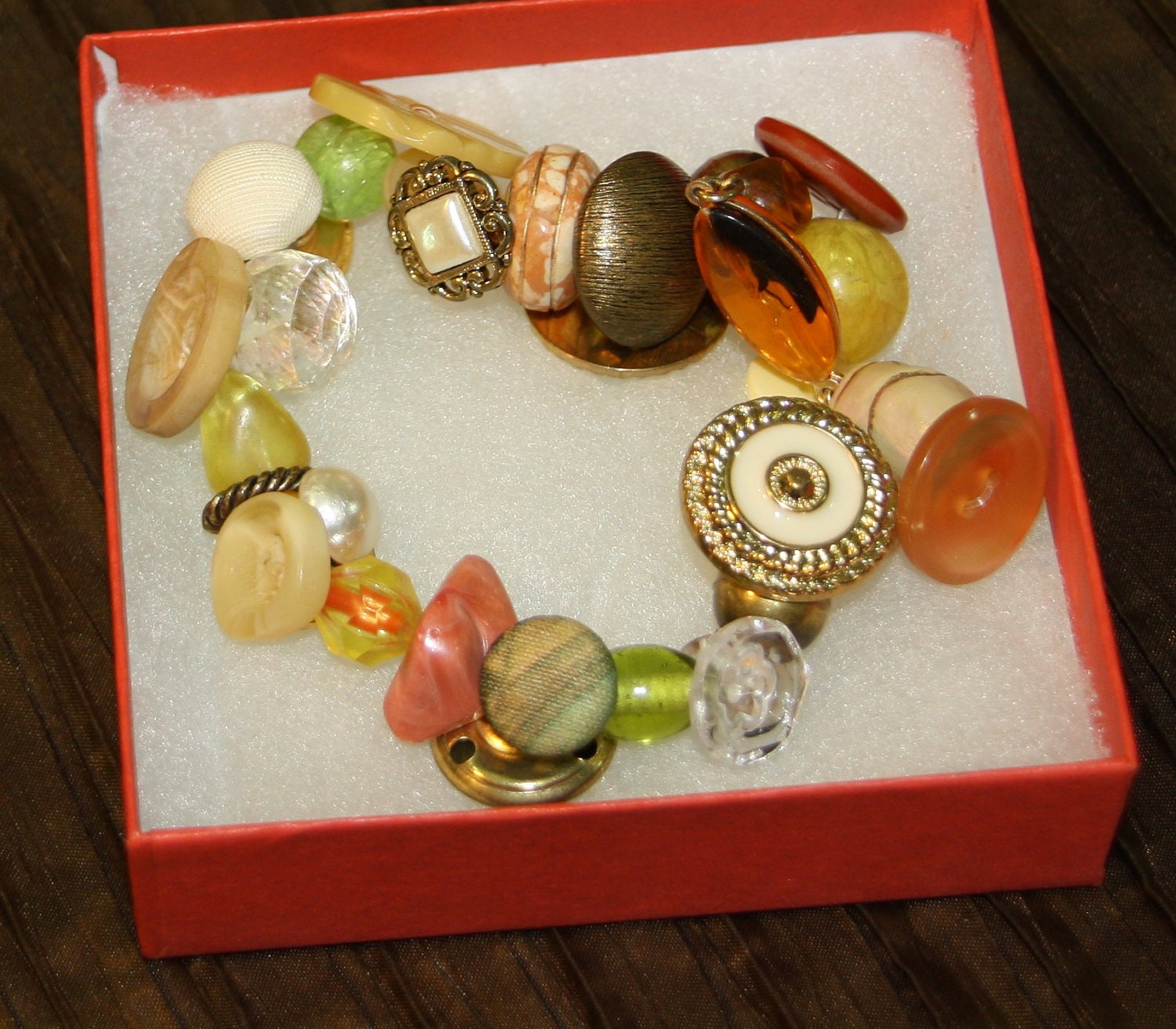 Brass button charmbracelet, green, yellow, wooden, amber