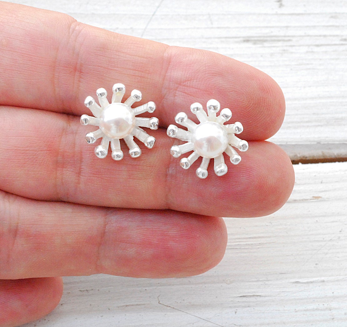 White Pearl Earring, Sterling Silver Flower Stud, Bridal Jewelry, June Birthstone, Fine Santorini Jewelry, Delicate Earring, Spring Fashion