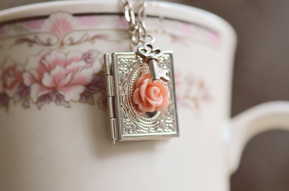 Mémoire Silver Book Rosebud Locket (Vintage Pink)