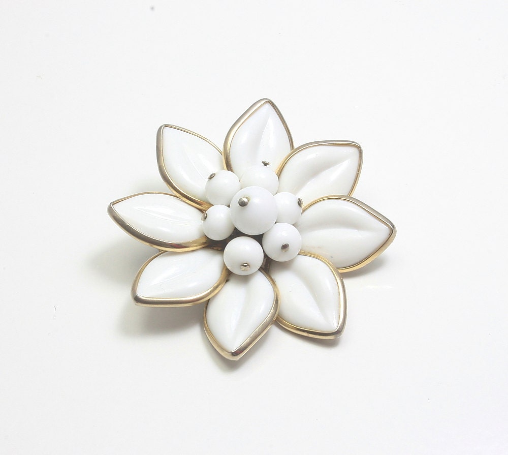 Coro thermoset pin brooch. Designer vintage white. Perfect for summer.