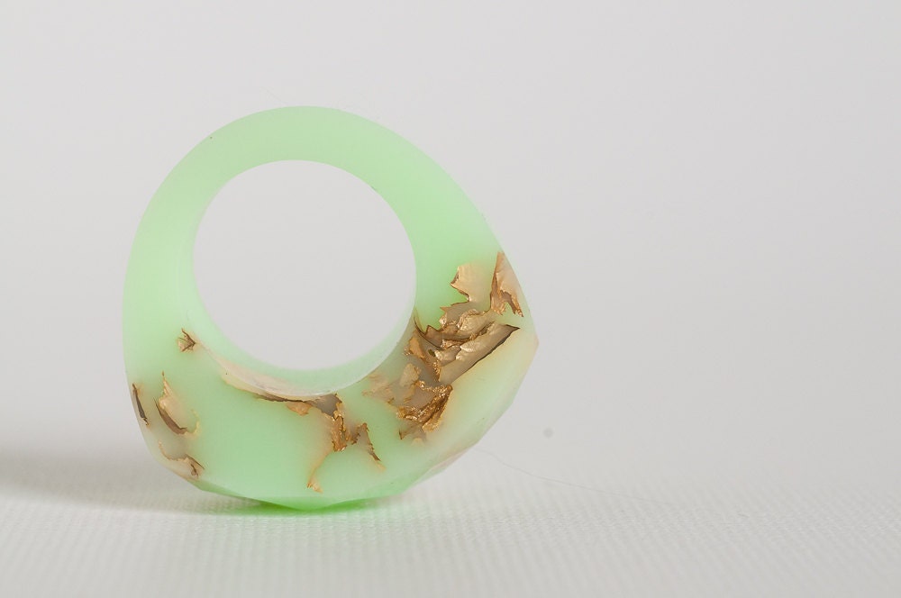 multifaceted mint eco resin ring featuring gold leaf flakes - size 6.5