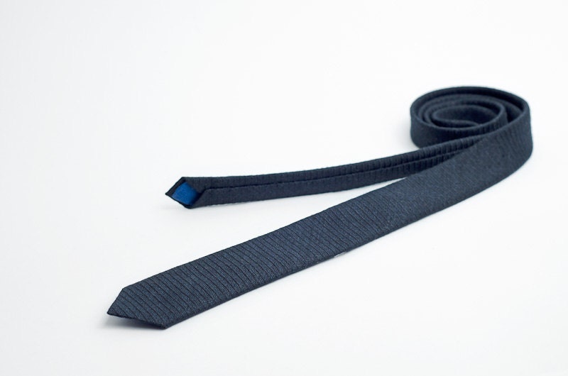 Black skinny tie with horizontal lines - APRILLOOKshop