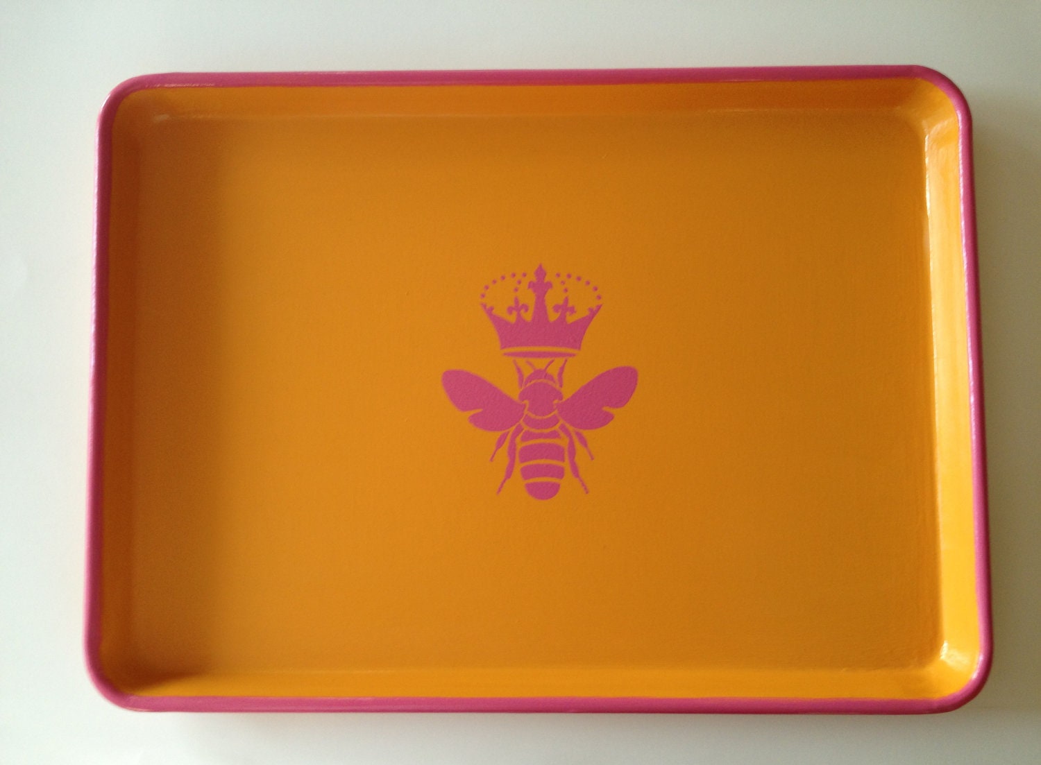 M pink queen bee orange tray