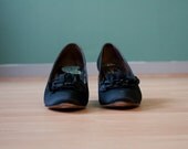 Vtg Italian Satin Black Evins Pumps w/ Flower 7.5