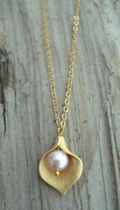 Calla lily necklace with pearl