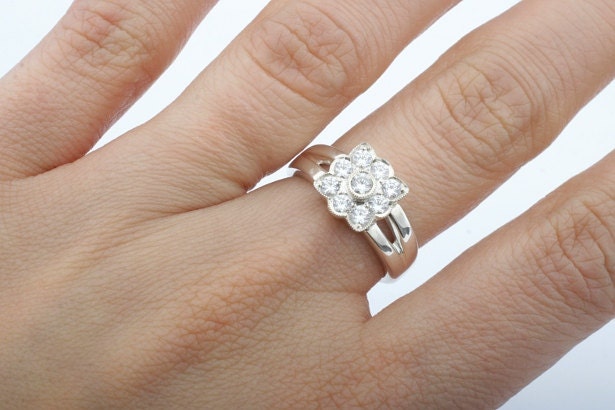 Platinum Flower Diamond Engagement Ring. Diamond and Platinum Ring. Flower ring. Diamond ring.