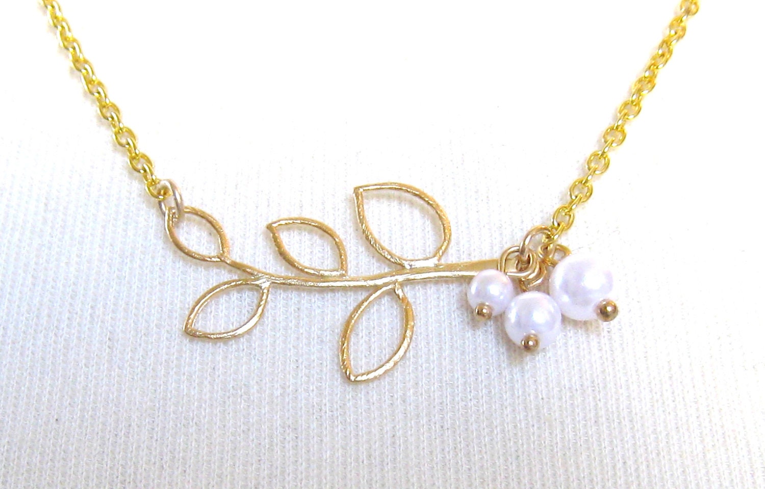 Gold Leaf Necklace Pearl Necklace Branch Pendant Faux Pearl Bridal Jewelry Pearl Bridesmaid Neckalce Gift Woodland Outdoor Wedding Bride