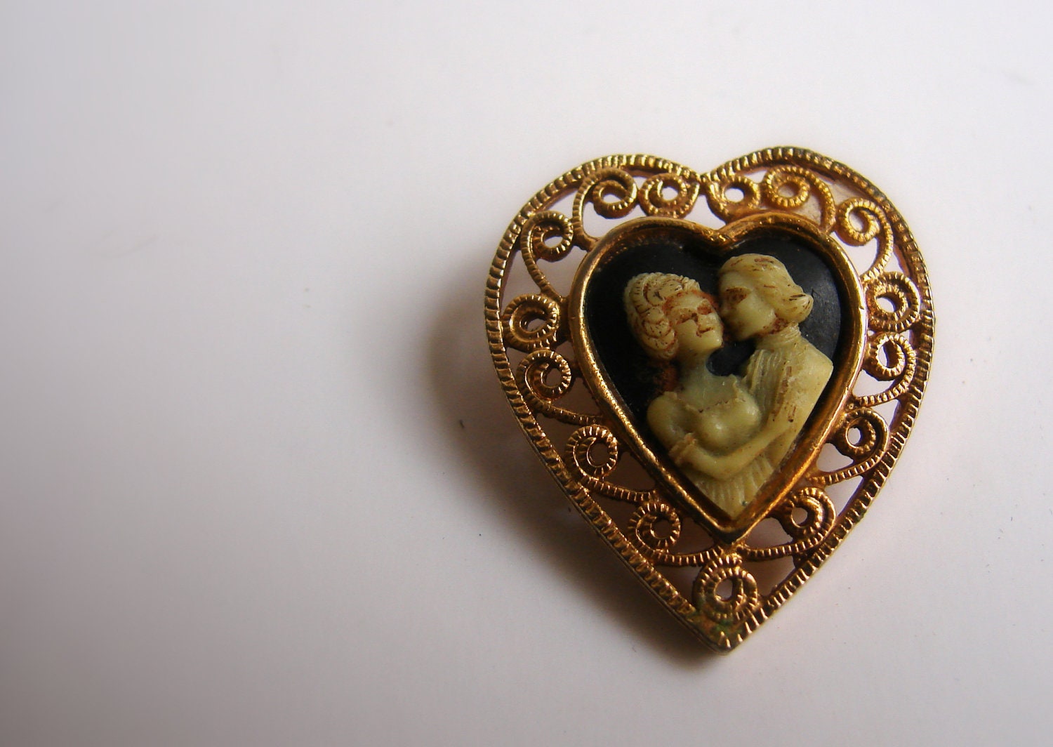 Heart Cameo Brooch Lovers Kissing