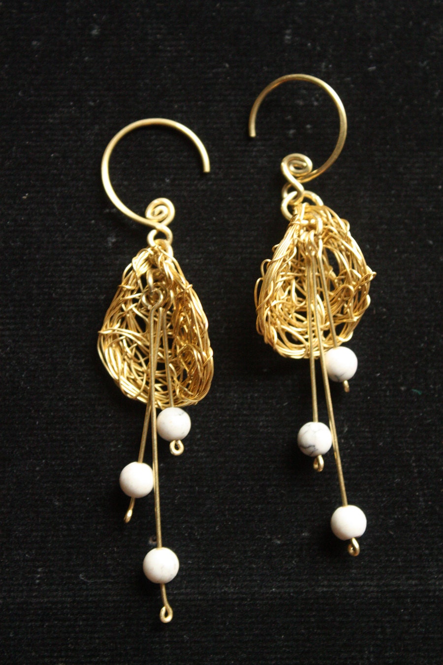 Falling Pollen - White Howlite Brass Earrings (ce0136)