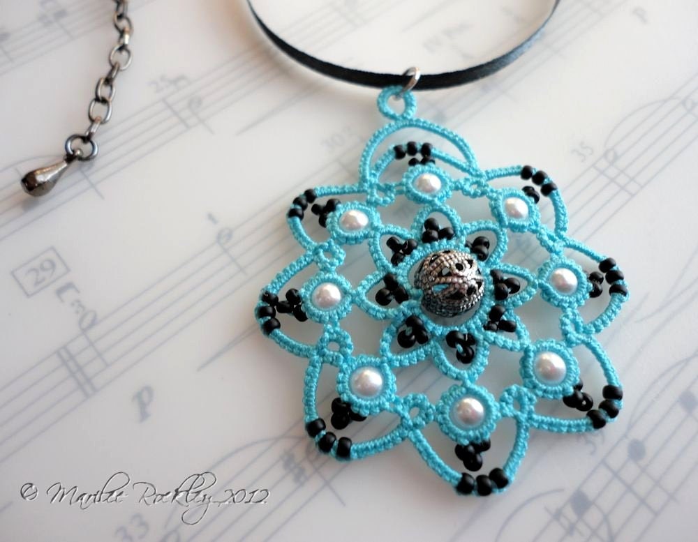 Tatted pendant "Rotation" in aqua