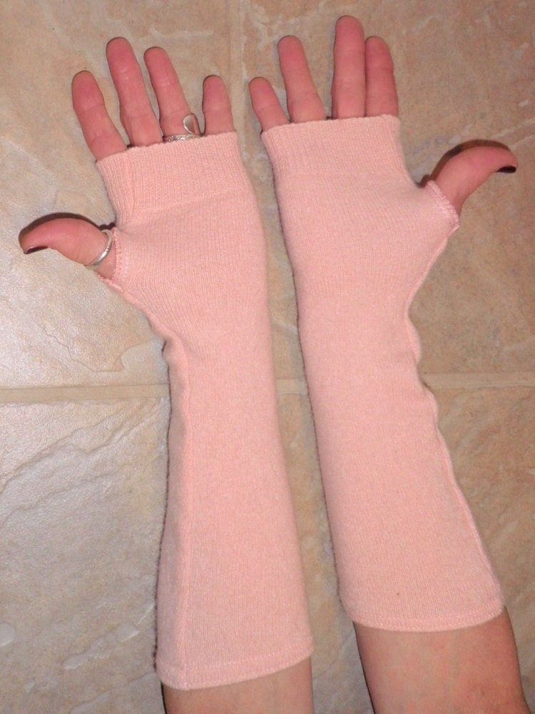fingerless gloves in pure cashmere in creamy peach