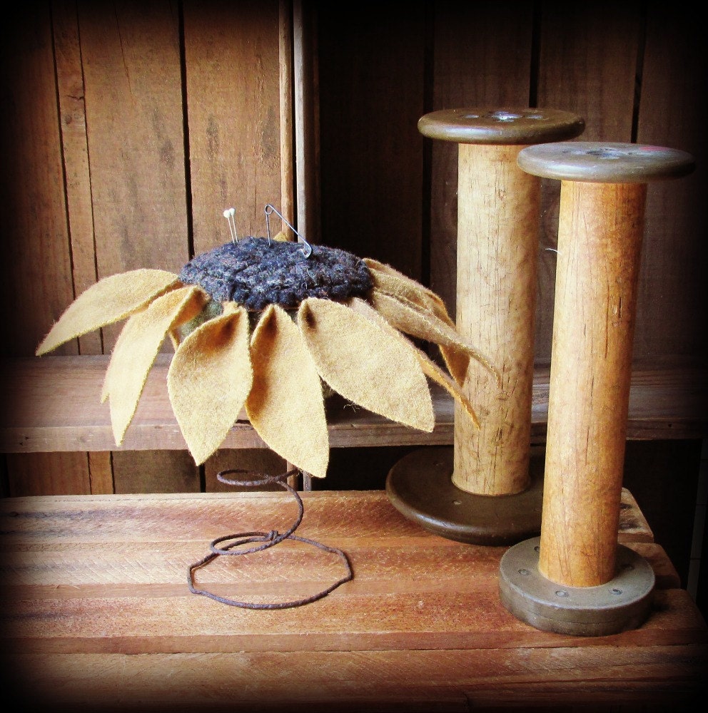 Primitive Hooked Sunflower Pinkeep Make Do