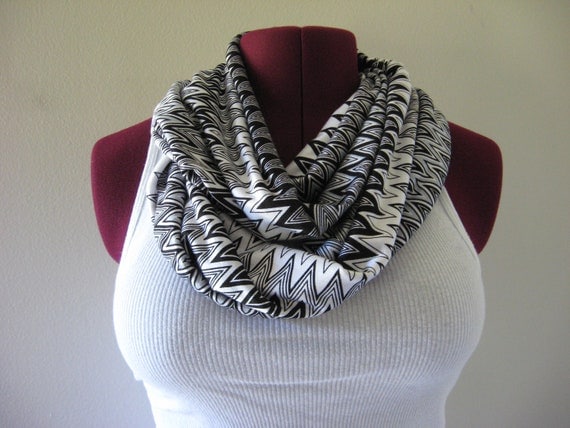 Infinity scarf in chevron,  black and white chevron fashion,