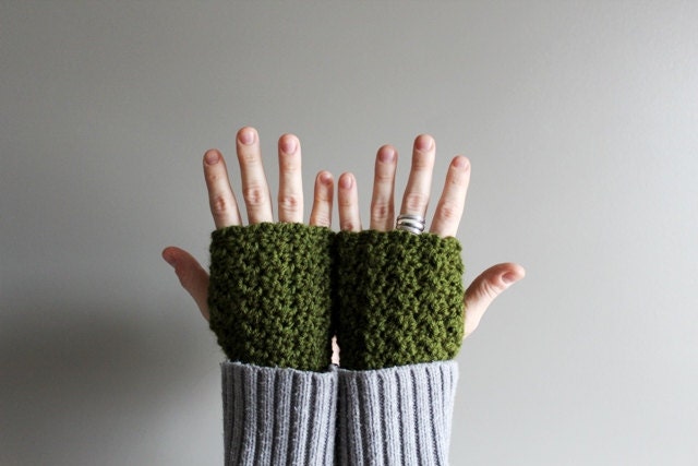 crochet fingerless gloves in OLIVE GREEN (vegan friendly)