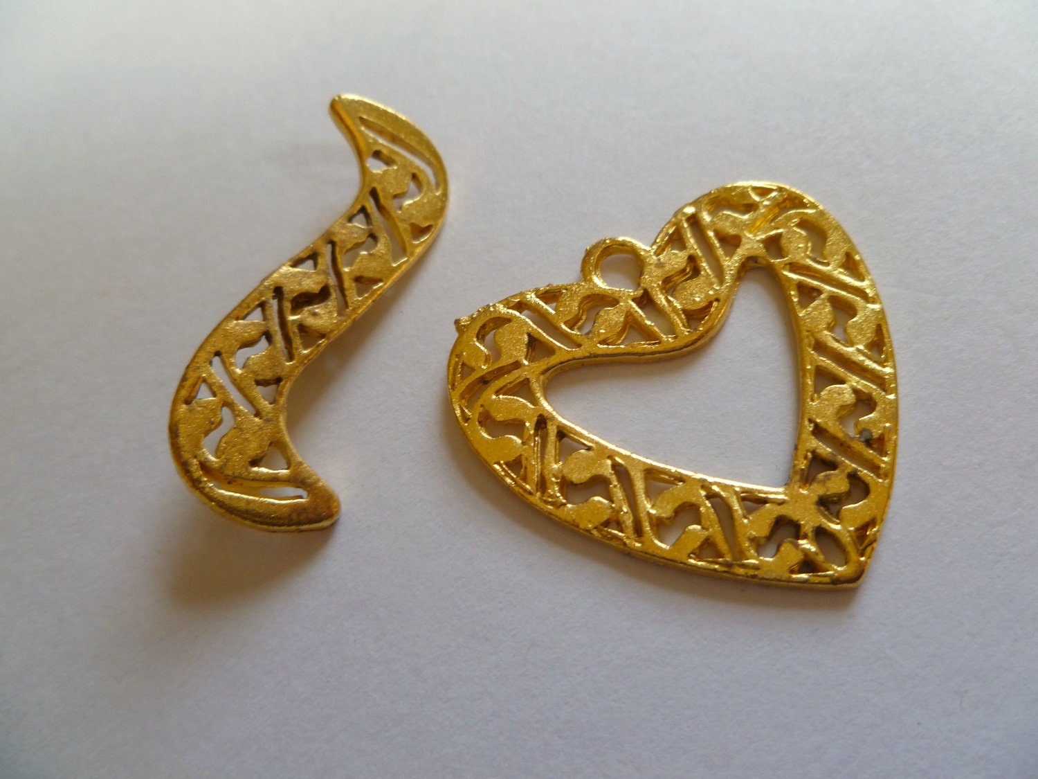 Clasp, toggle, "gold", 27mm filigree heart with curved bar. Sold per package of 3.