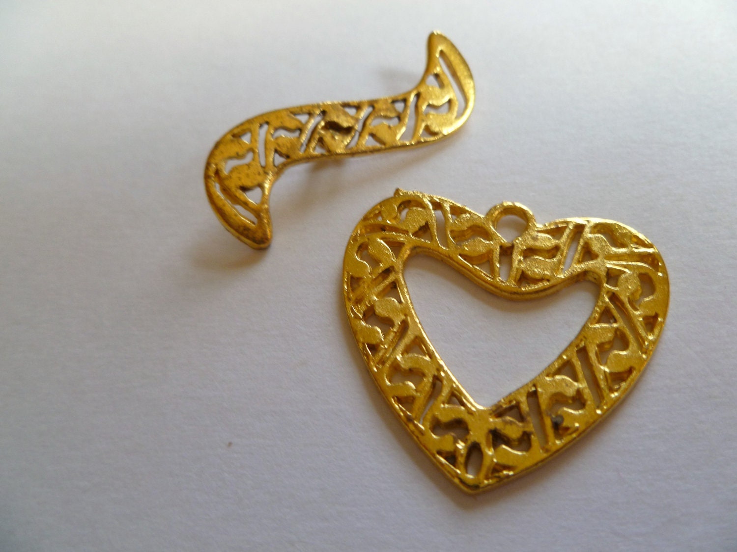 Clasp, toggle, "gold", 27mm filigree heart with curved bar. Sold per package of 3.