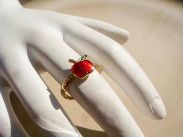 Vintage Avon Gold Apple teacher ring