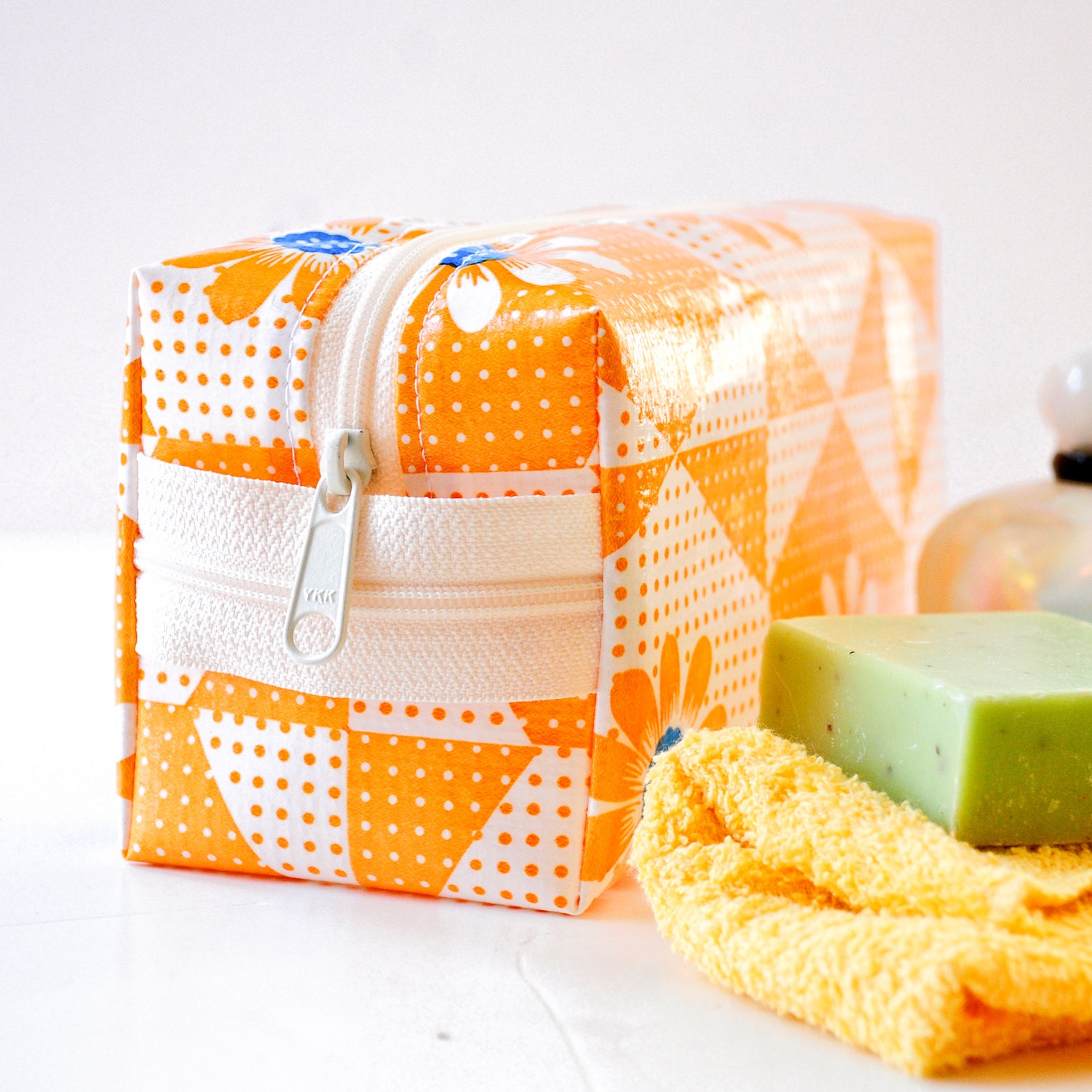 Makeup Bag Toiletry Kit Cosmetic Case Daisy Oilcloth Medium