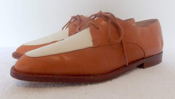 Sz 7 Vintage two tone leather flat lace up Kenneth Cole shoes.