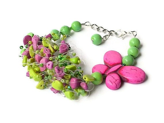 Wedding crochet bracelet with green and pink turquoise and pink butterfly. Flower Wedding