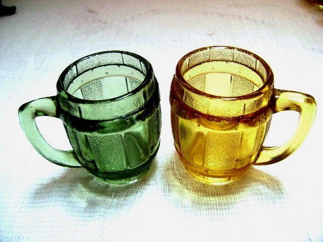 Roll Out the Barrel the Gangs All Here, Vintage Cordial Shot Glasses, 7 Mini Mugs, Retr Barware, Amber Green, 1950s Steins, Octoberfest