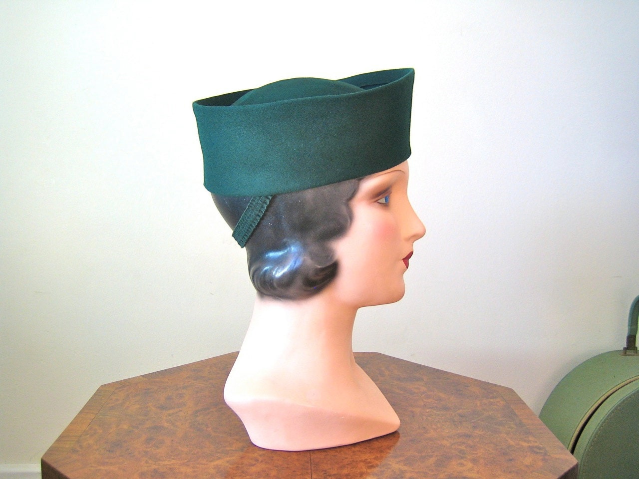 1940s hat Stylish forest green tilt hat with ruched back band in softest fur felt 22