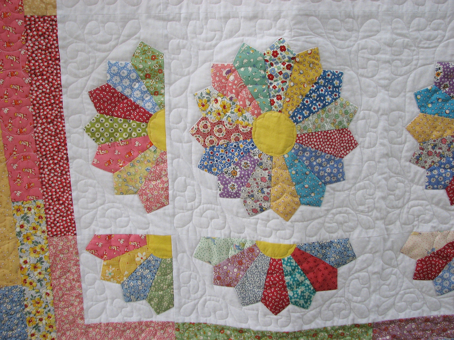 Traditional Quilt - Dresden Plate Quilt Pattern - 88"x102" Queen - Pastel pink, purple, blue and green on White background.