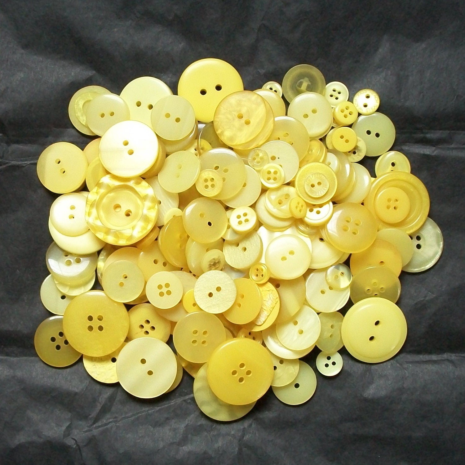100 Yellow Button Mix, Lemon Yellow Assorted  Sizes - Crafting Jewelry Collect (b1394 -) - mellowmoonstudio