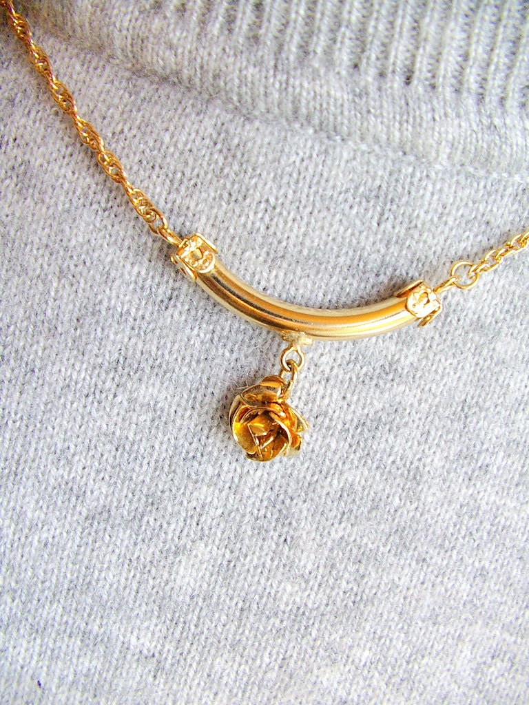 SALE )) 1970s shiny goldtone choker necklace with dangling rose pendant.
