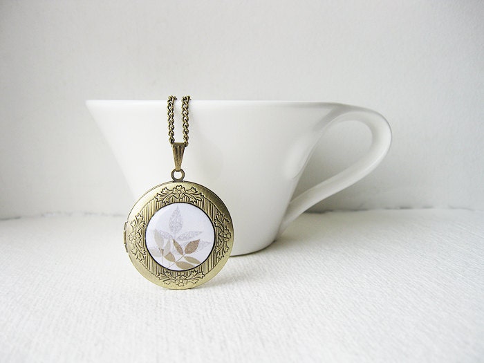 Cyber monday etsy - FREE WORLDWIDE SHIPPING - Pale Autumn Leaves - Long Chain Locket Necklace - smafactory