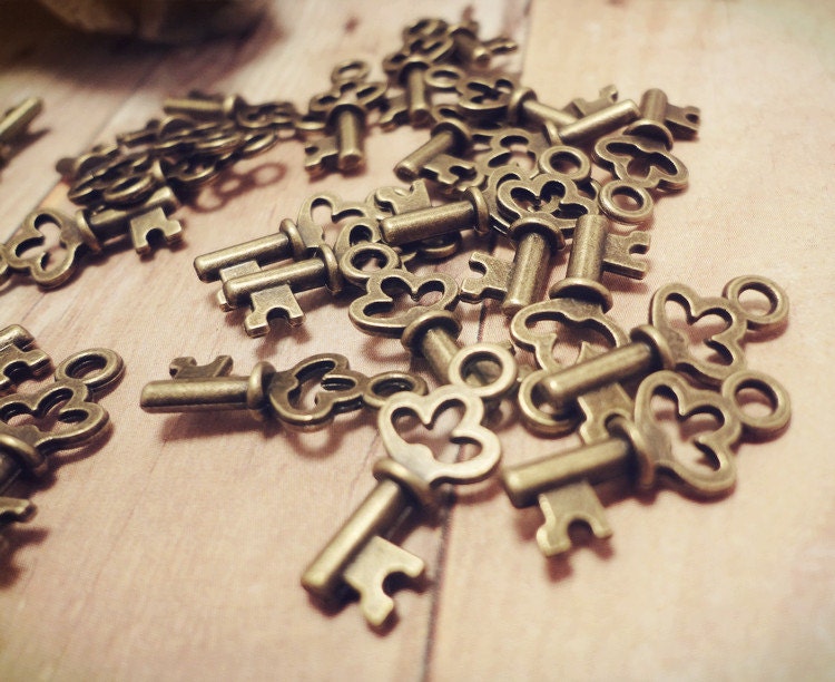 30pcs Antiqued Bronze Petite Crown Key Charm Extender Pendant Drop P34-HK9089