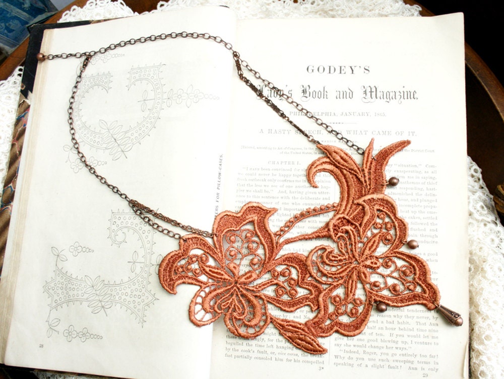 lace necklace -ALEXA- burnt orange