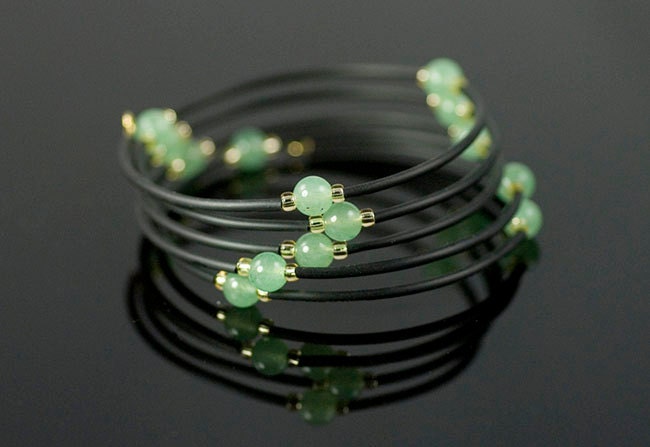 Green aventurine bead memory wire bracelet - ABeadInTimeJewelry