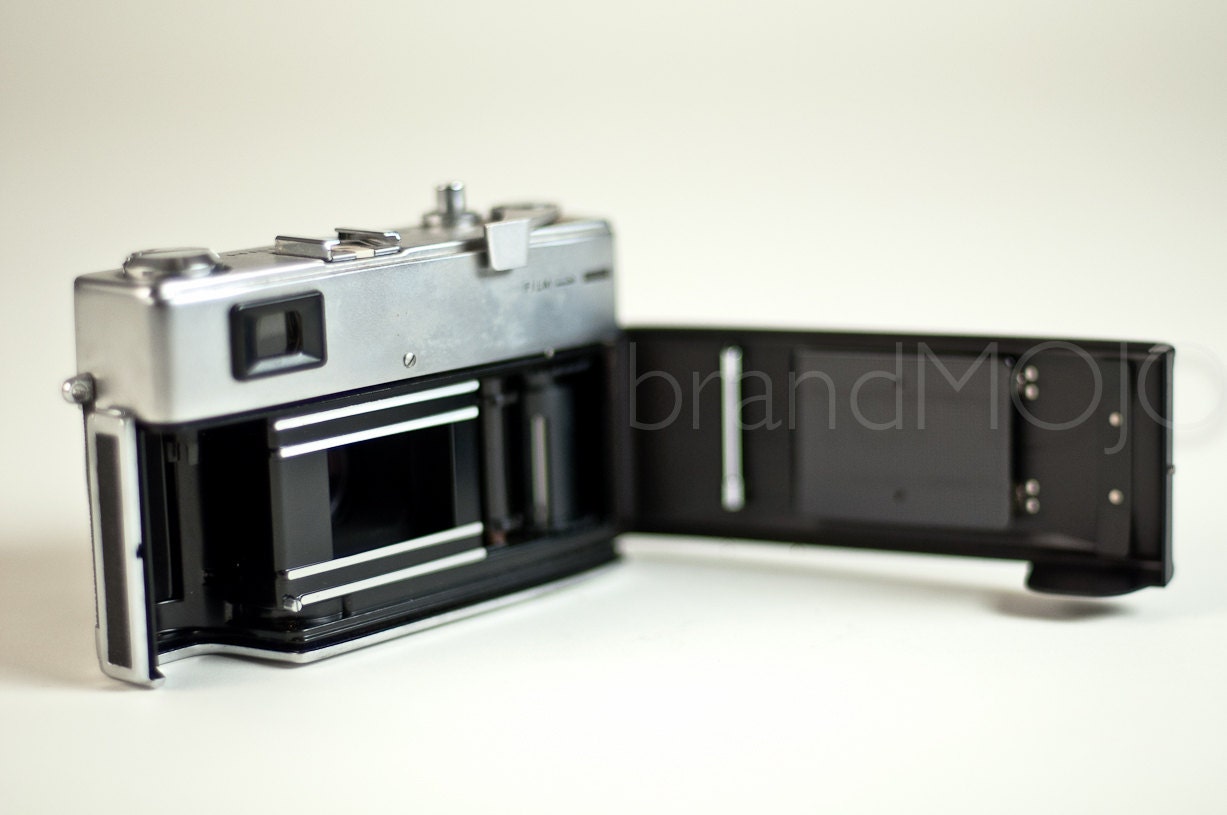 Vintage Minolta Hi-Matic 7S 1960s Rangefinder with base case and strap prop decor 35mm made in japan snapshots amazing photos