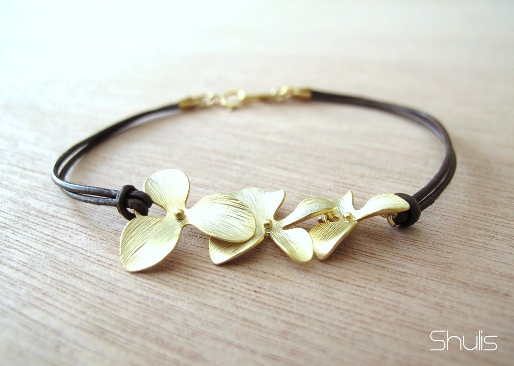 Beautiful bracelet made from dark brown leather, 16k gold plated brass matte flowers pendant and 14k gold filled clasp.