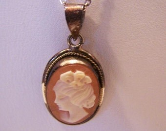 Vintage Cameo Pendant in Sterling Silver Setting E3696