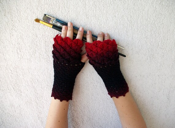 Ombré Crocheted mittens fingerless gloves - black and red Transitional.