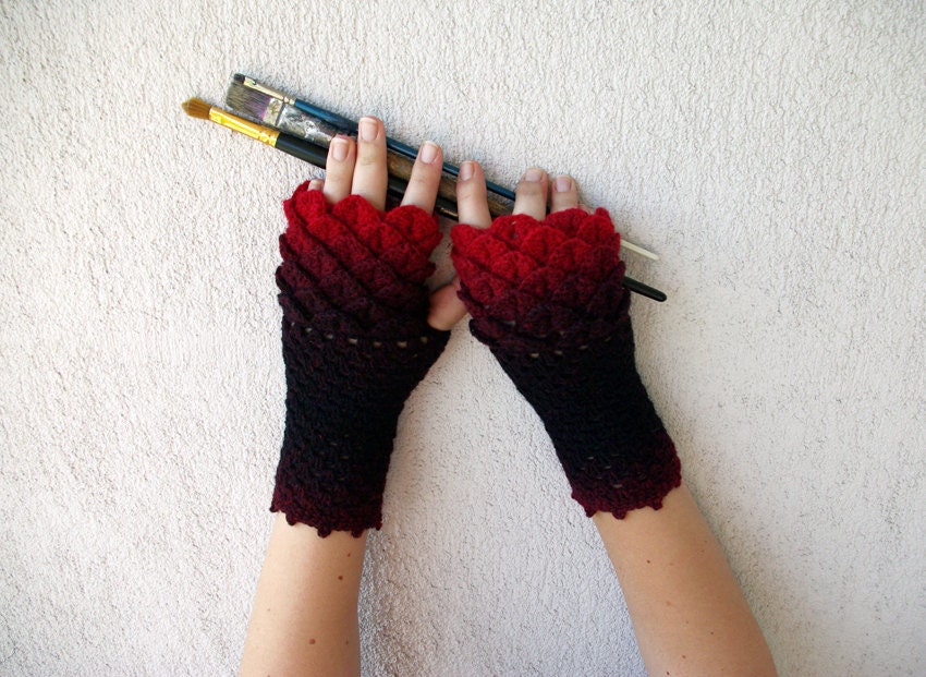 Ombré Crocheted mittens fingerless gloves - black and red Transitional.