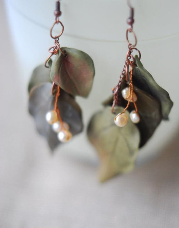Woodland earrings with 3 leaves ( Pastel green colour ) and natural pearls. Forest Queen collection