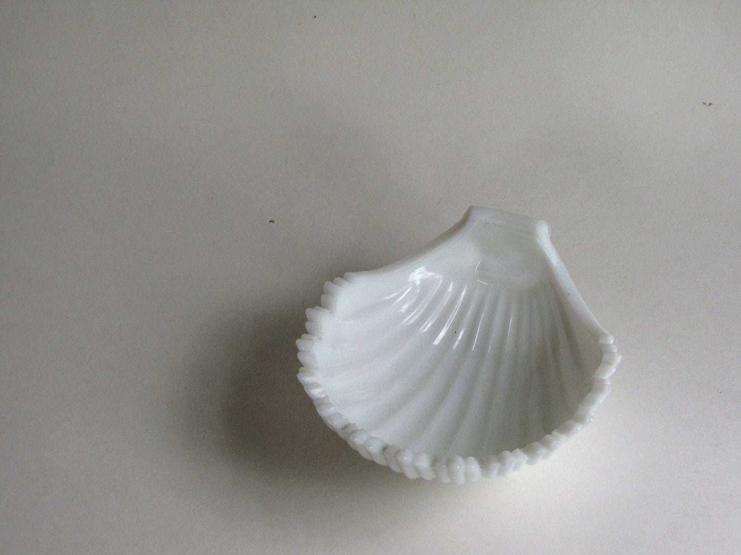 Vintage White Milkglass Shell Soap Dish / Candy Dish / Jewelry Holder