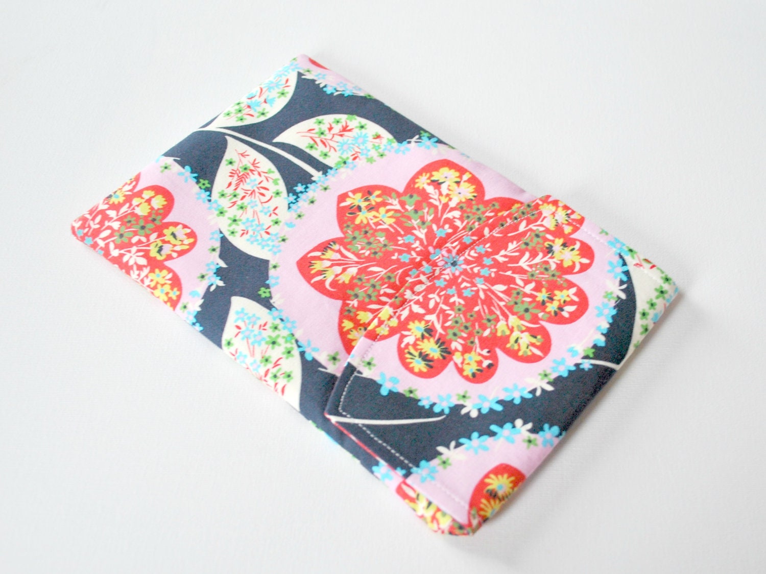 Kindle keyboard gadget pouch : Amy butler modern floral print in navy blue and pink with flap.