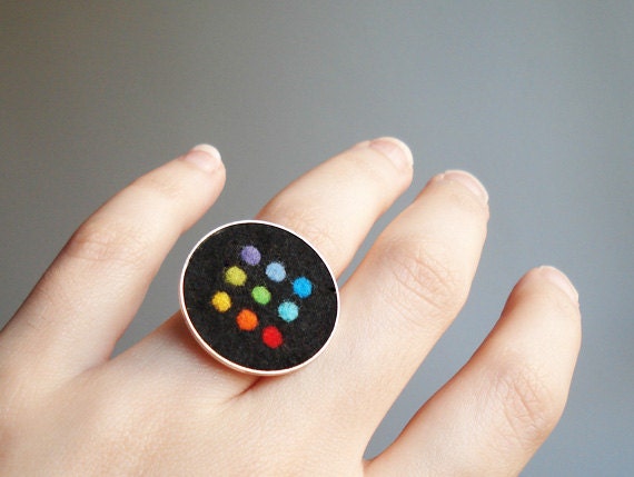 Black felt ring combined with dots in different colors. Adjustable