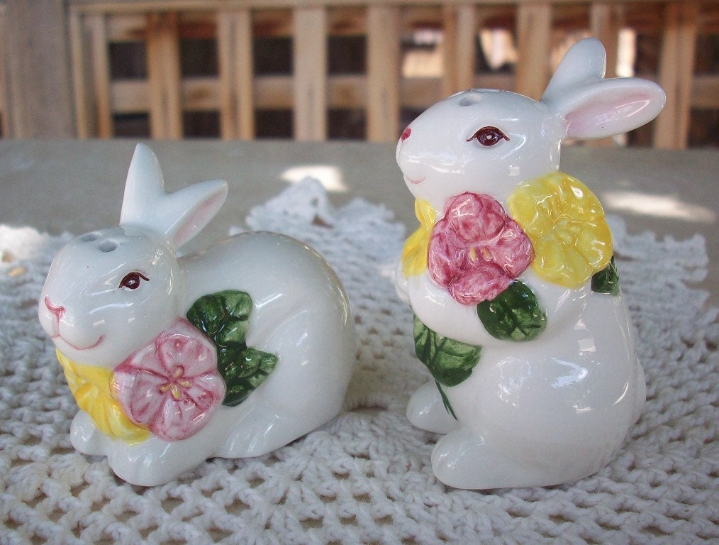 Vintage Ceramic Bunny Rabbit Salt and Pepper Shakers