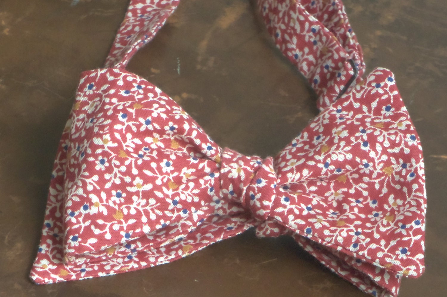 Brainiac- Mens/Boys Adjustable Self-Tie Bow Tie in Red, White and Blue Floral Print