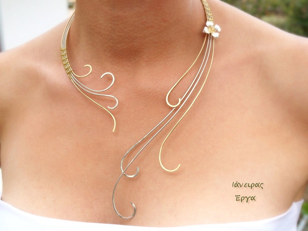 Gold coloured wire wrapped necklace with yellow flower