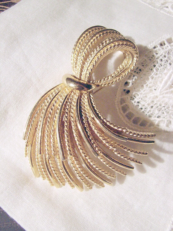 Glamorous Tassel Monet Brooch 1960