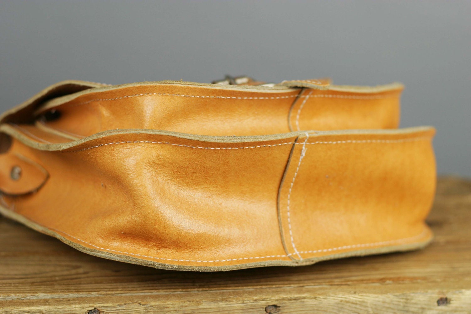 Vintage Tan Leather 70s Saddle Bag Across Body Bag Satchel Purse