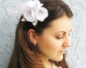 Bridal Hair Accessory. White Flower Comb Clip. Wedding Flower Hair Piece. Wedding Accessory. Bridal Accessory.